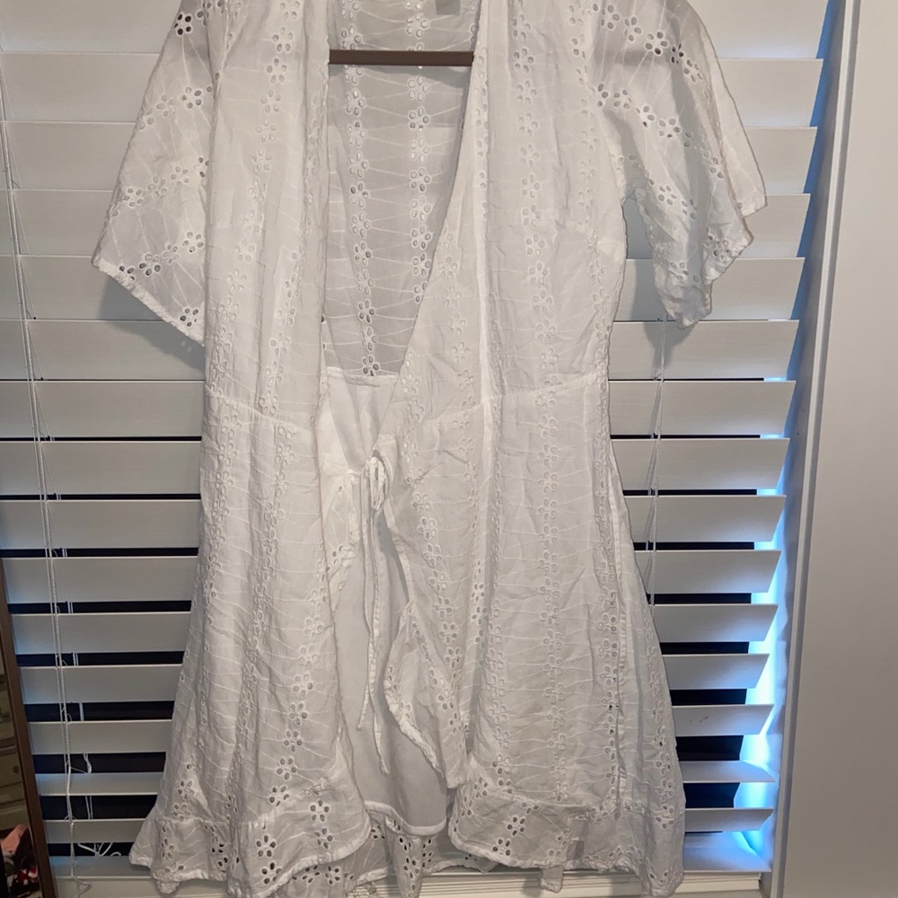 Extremely cute white lace dress w tie for waist
